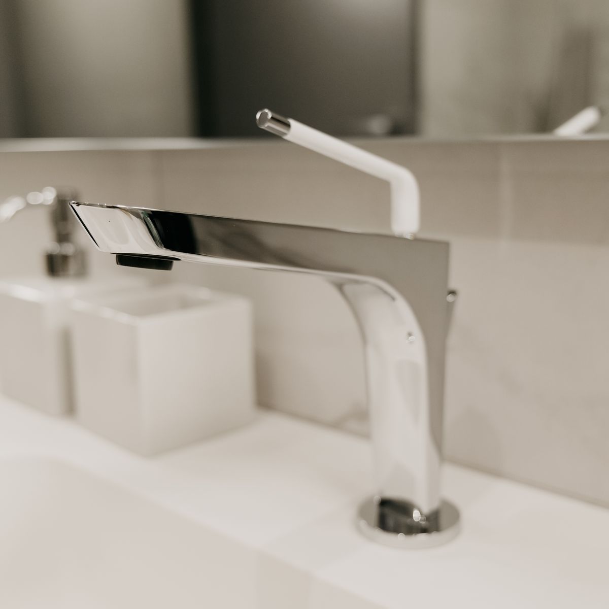 Chrome single-lever basin mixer — view 3