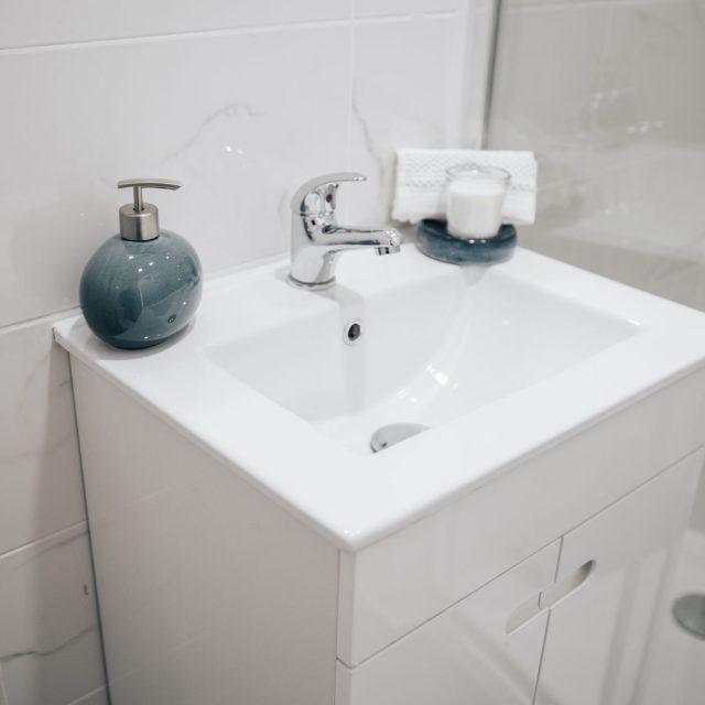 Counter-top ceramic basin, matte white
