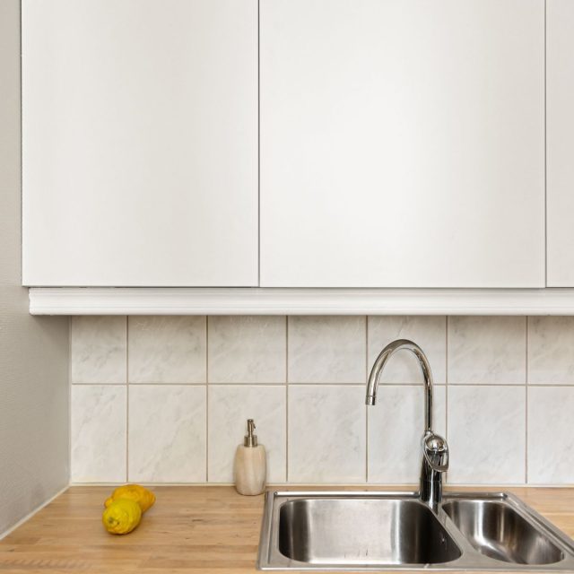 Single-bowl stainless steel kitchen sink